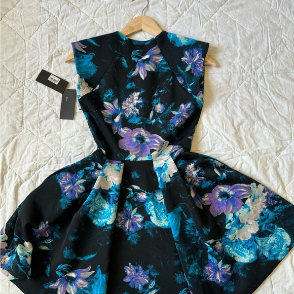 GUESS Low-cut Floral mini dress size SMALL - Picture 2 of 3